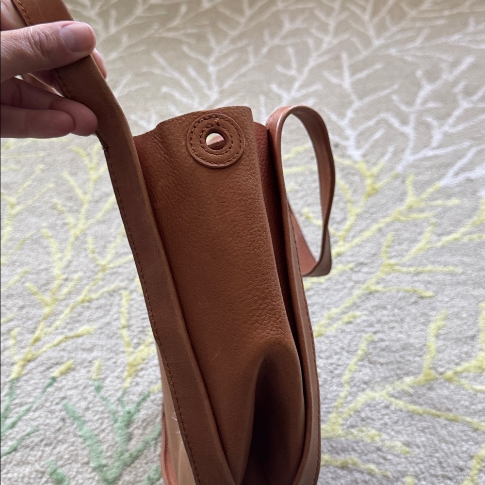 Madewell The Sydney Crossbody Bag caramel leather magnetic closure shoulder bag - Picture 4 of 11